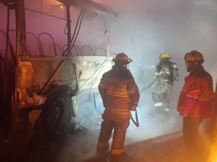 Arde camión; pasajeros logran bajar y salen ilesos, en Escobedo Arde camión; pasajeros logran bajar y salen ilesos, en Escobedo
