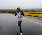 Corren medio maratón con lluvia y frío