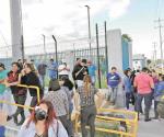 Realizan plantón de protesta trabajadores de Panasonic