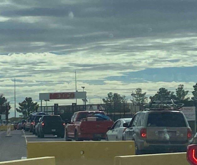 Largas filas para entrar a El Paso por puente de Santa Teresa