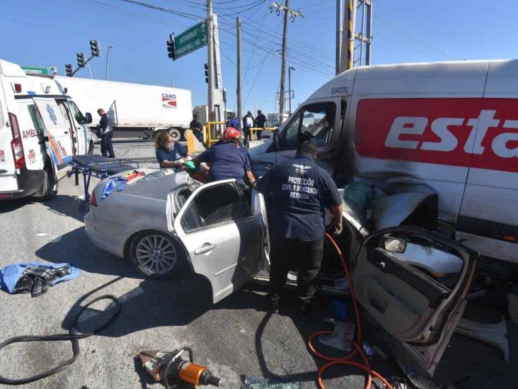 Rescatan a hombre entre fierros retorcidos de auto Rescatan a hombre entre fierros retorcidos de auto