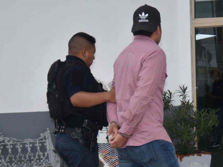Se pone agresivo con su madrecita Se pone agresivo con su madrecita