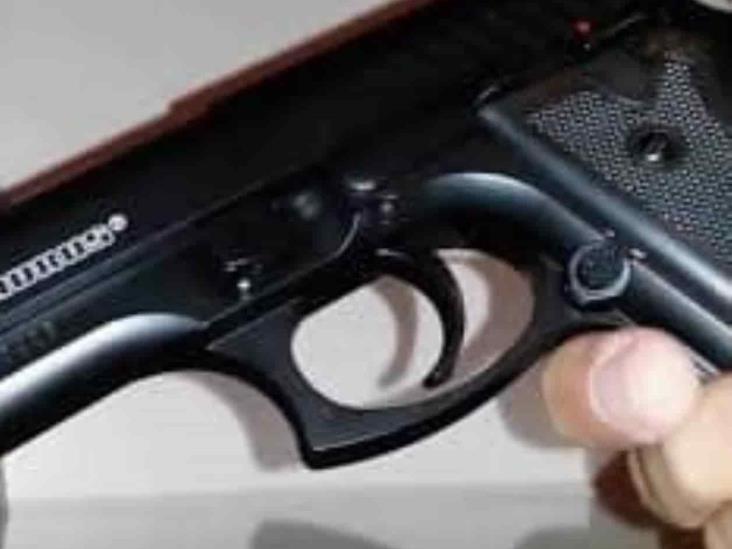 Niño saca pistola y dispara Niño saca pistola y dispara