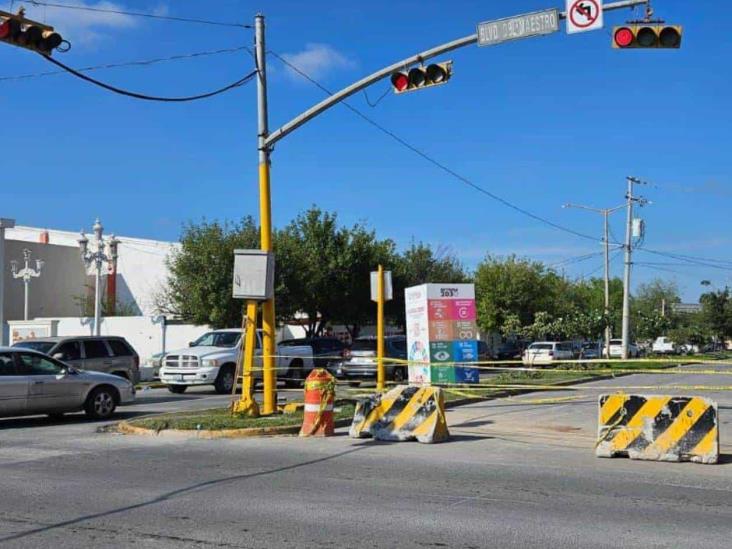 Usan cinta roja para cerrar la circulación en el bulevar Las Fuentes Usan cinta roja para cerrar la circulación en el bulevar Las Fuentes