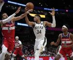 Imparable Giannis bajo el aro; Bucks se imponen