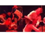 Miembros de banda se enfrentan a golpes en pleno show en vivo