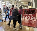 Comercios ofrecen mayores descuentos en el Black Friday para atraer a los compradores