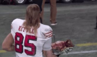 George Kittle festeja triunfo de los 49ers repartiendo pavo George Kittle festeja triunfo de los 49ers repartiendo pavo