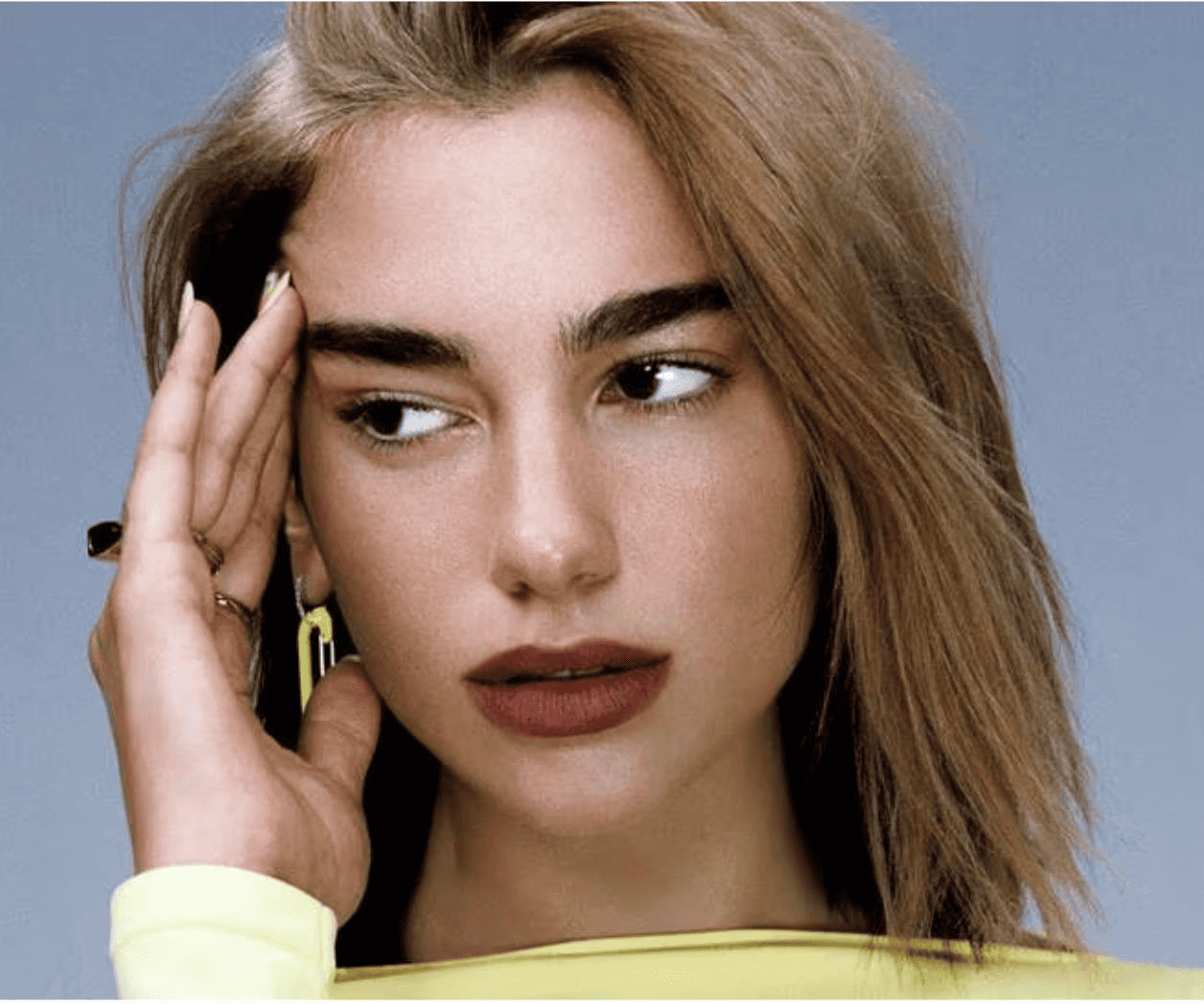 Dua Lipa as bajo la manga