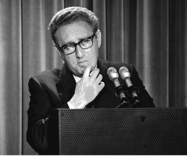 Muere el estratega de la política exterior