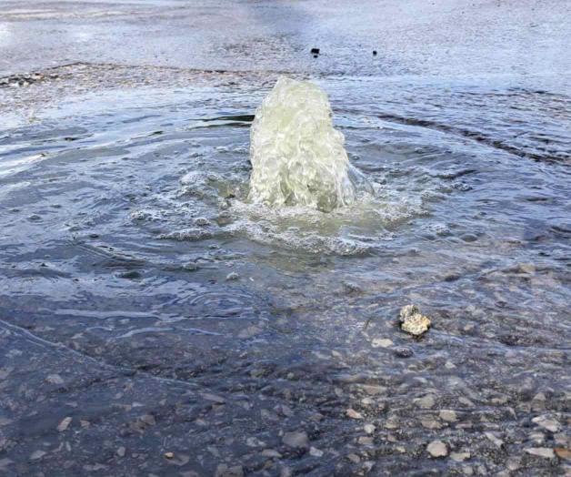 Resurgen aguas negras: Se desborda alcantarilla en la Cañada Resurgen aguas negras: Se desborda alcantarilla en la Cañada