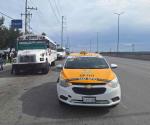 Se lleva la defensa trasera de un taxi