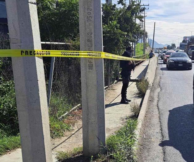 Hallan cuerpo de hombre con cuerda atada en cuello, en arroyo de Monterrey