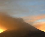 Volc&aacute;n Popocat&eacute;petl amanece con salida de material incandescente