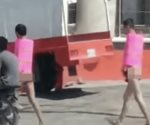 Obligan a 2 jóvenes a caminar desnudos