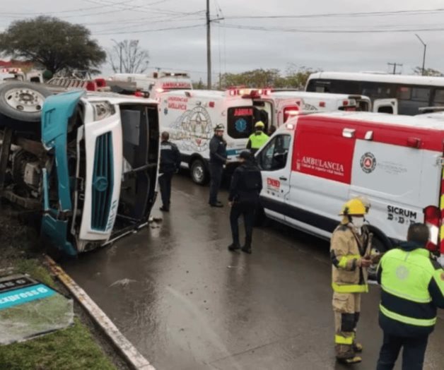 Volcadura de camión urbano deja 30 personas lesionadas en León