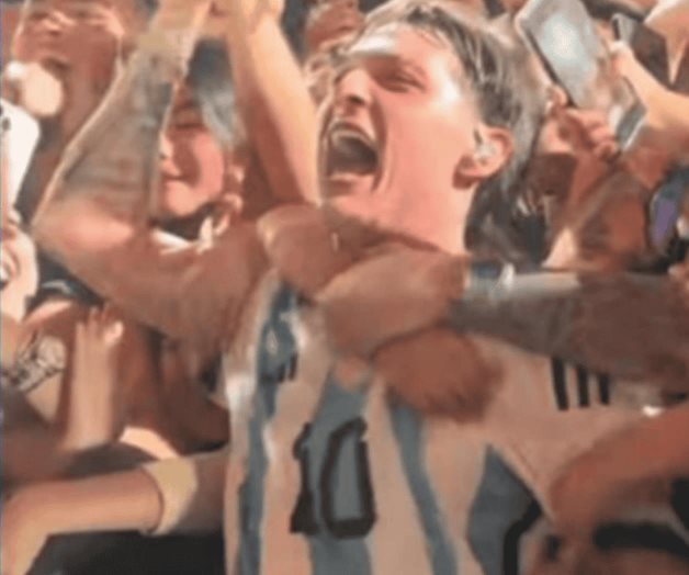 Peso Pluma al borde de la asfixia en pleno show en vivo