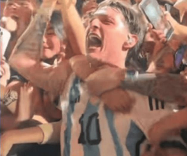 Peso Pluma elogia a Argentina con playera de Messi y desata la locura