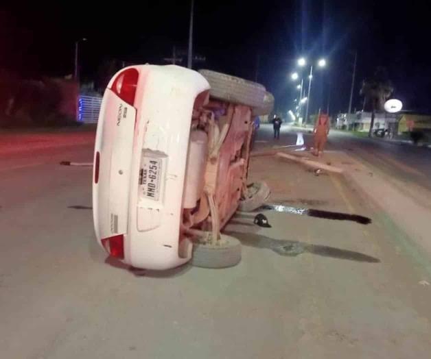 Abandonan vehículo luego de volcadura