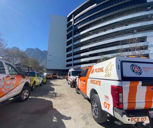 Mueren cuatro personas tras caer elevador en plaza de Monterrey