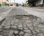 Destruyen lluvias calles con baches