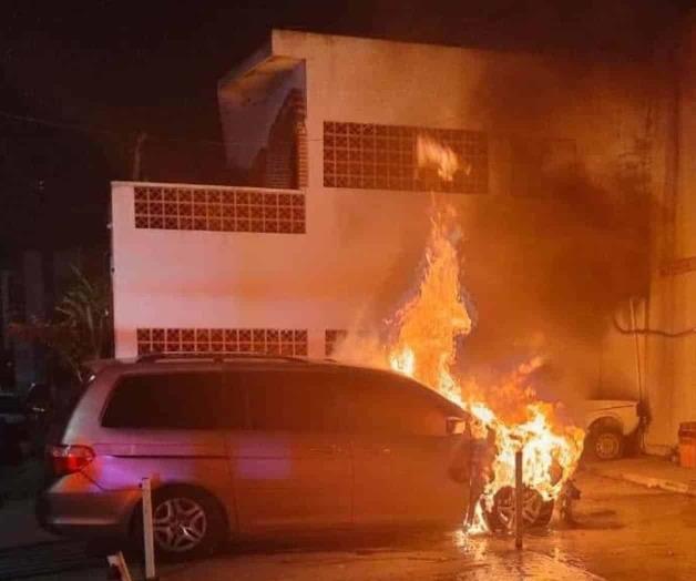 Salvan a perro y a 6 personas de incendio en Monterrey