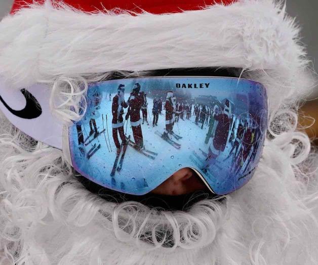 Unos 300 Santa Claus esquían por montaña Unos 300 Santa Claus esquían por montaña