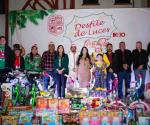 Disfrutan familias desfile navide&ntilde;o