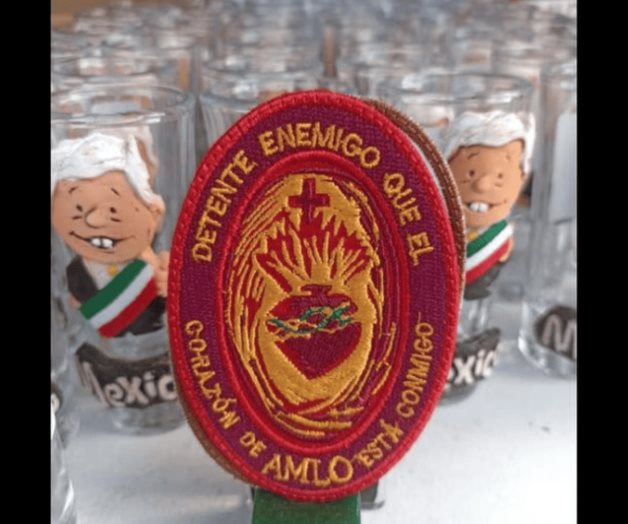 Venden detentes con oración modificada proAMLO afuera de Catedral