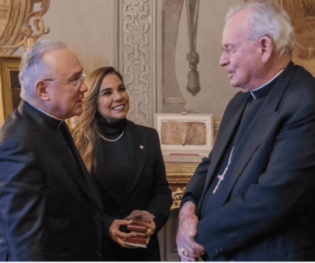 Mara Lezama entrega al Papa Francisco carta de AMLO y réplica de TM