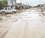 Tapan baches con escombro en Reynosa