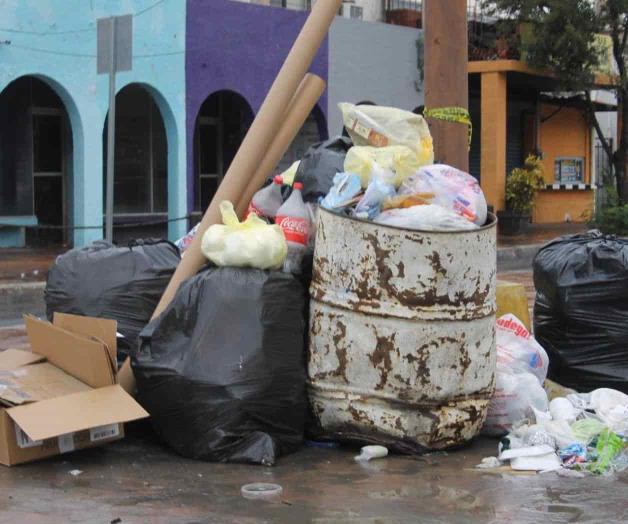 Deponen basura en  aceras y avenidas en Reynosa