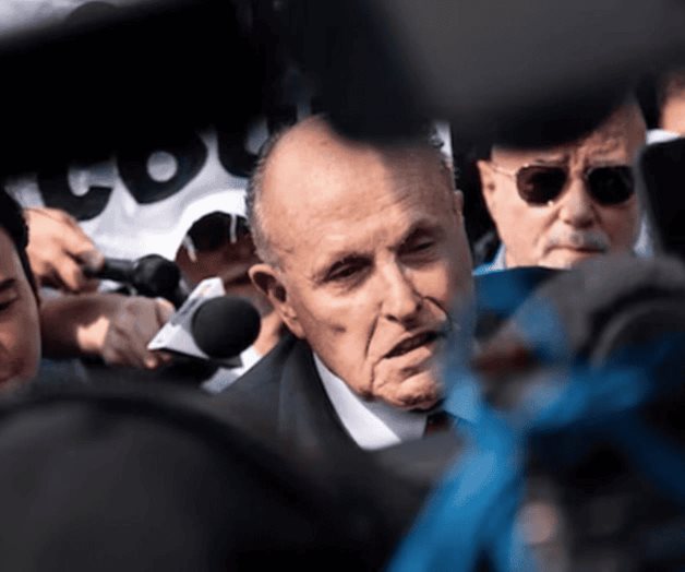 Giuliani pagará 148 mdd por difamar a 2 trabajadoras electorales Giuliani pagará 148 mdd por difamar a 2 trabajadoras electorales