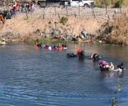 Otro grupo de migrantes en Matamoros desafía el río bravo 