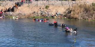 Otro grupo de migrantes en Matamoros desafía el río bravo 