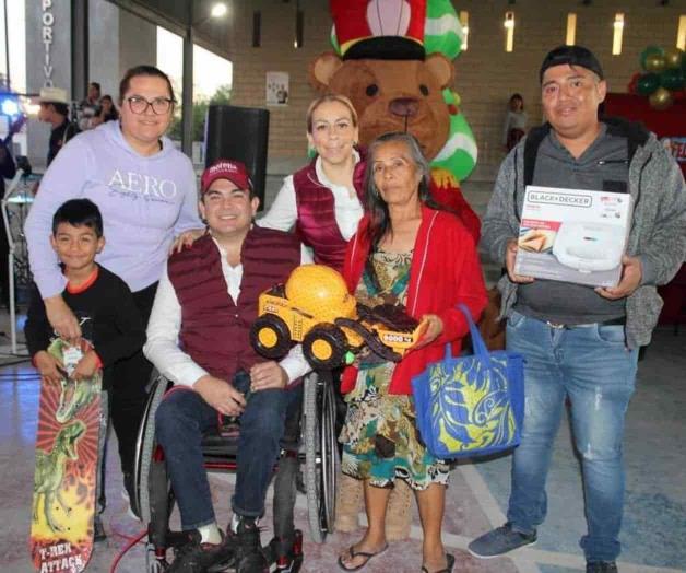 Celebra Marco Gallegos posada con las familias