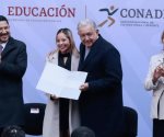 AMLO entrega estímulos a atletas que compitieron en los Panamericanos