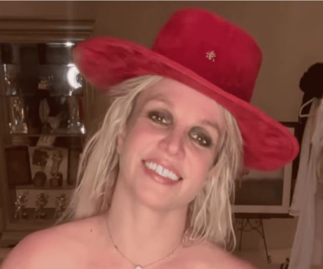 Britney Spears vuelve a hacer la britney señal durante video