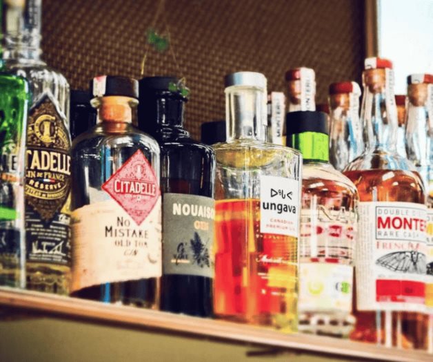 Cuántas bebidas alcohólicas puedes llevar en el avión