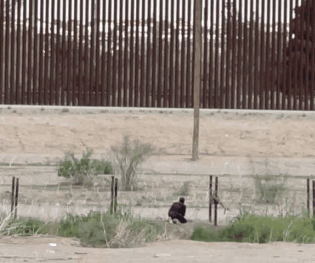 Rompen el muro para que crucen migrantes Rompen el muro para que crucen migrantes