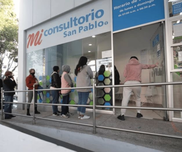 Crecen filas en farmacias para aplicación de vacunas anti Covid