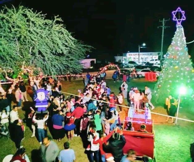 Encienden pino navideño en poblado Carbonera Sur Encienden pino navideño en poblado Carbonera Sur
