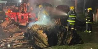 Se incendia tráiler con pacas de cartón en Altamira