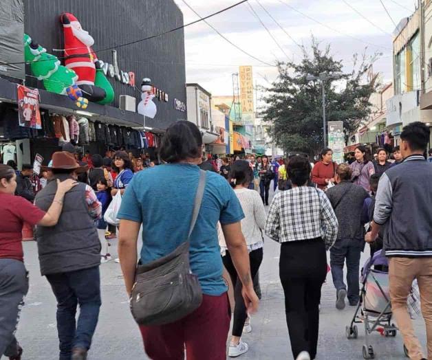 Inundan la peatonal Hidalgo ríos de compradores