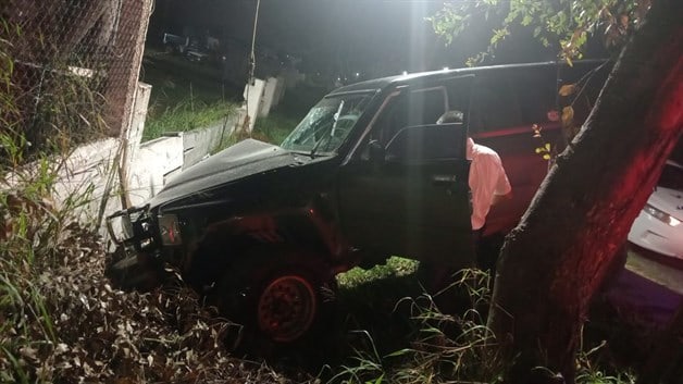 Se estampa camioneta contra barda perimetral Se estampa camioneta contra barda perimetral