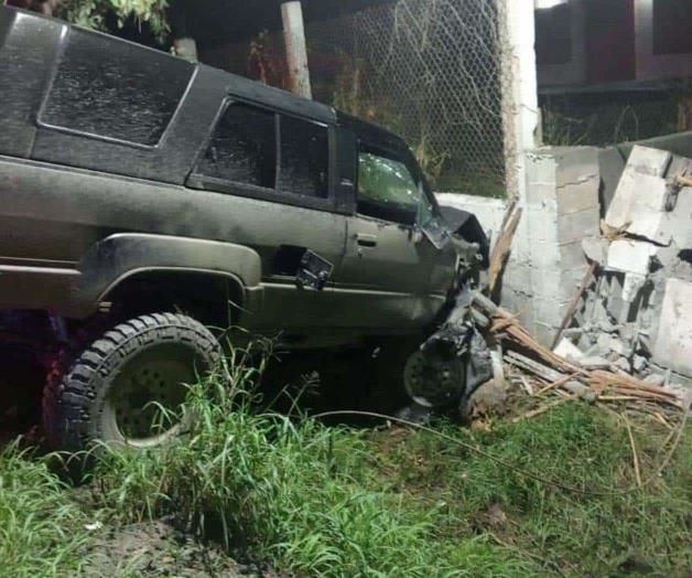 Se estampa camioneta contra barda perimetral Se estampa camioneta contra barda perimetral