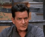 Charlie Sheen: Vecina acusada de atacarlo se declara no culpable