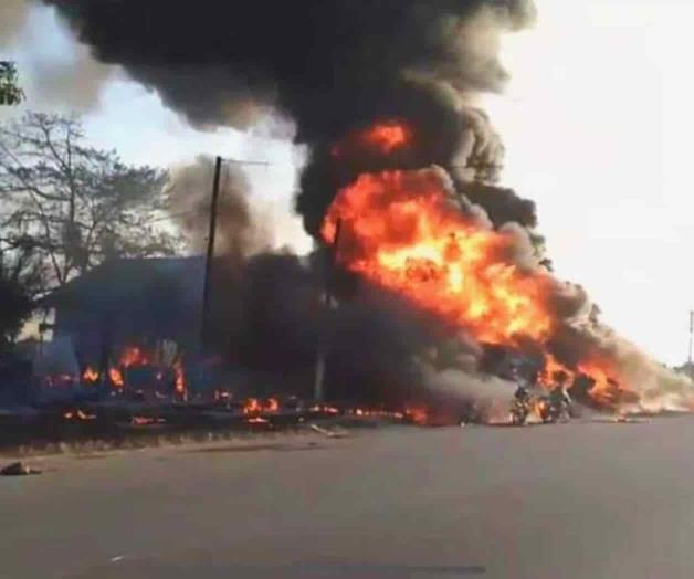 Explota un camión cisterna; mueren 40 Explota un camión cisterna; mueren 40