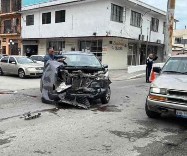 Queda inservible una camioneta Queda inservible una camioneta