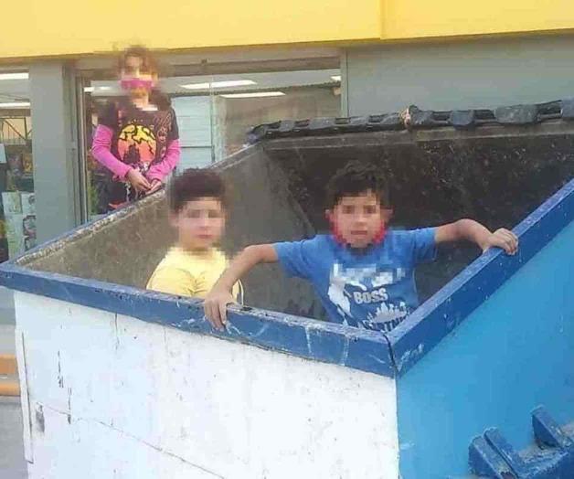 Juegan niños en contenedores de basura en la Morelos
